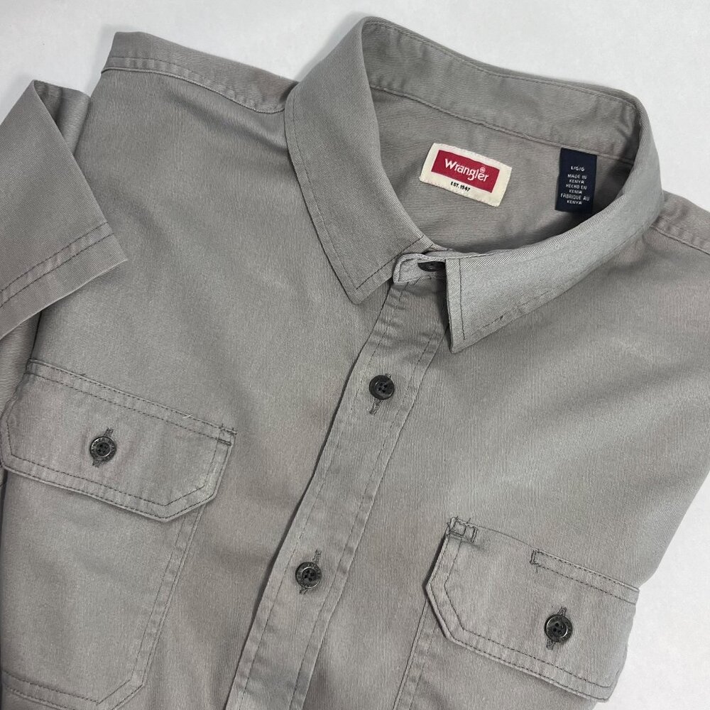 Wrangler Mens Short Sleeve Shirt Size L Gray Buttoned Chest Pockets NWOT
